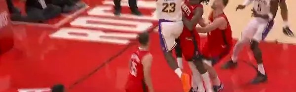 米兰体育注册-詹姆斯高难度抛投擦板命中拿到首分，湖人开局9-4领先火箭