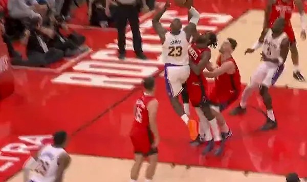 米兰体育注册-詹姆斯高难度抛投擦板命中拿到首分，湖人开局9-4领先火箭